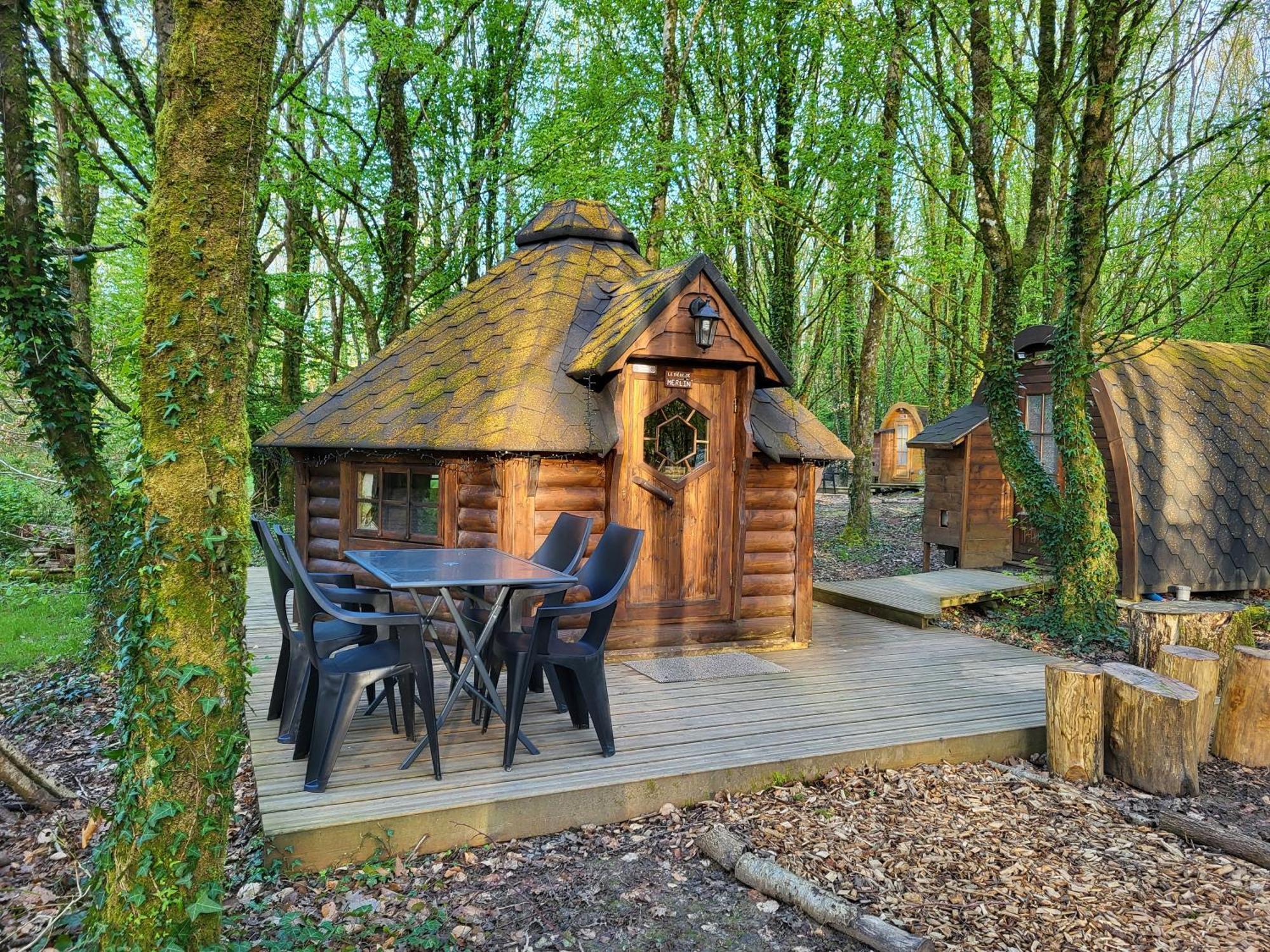 Le Domaine Insolite De Broceliande Paimpont Exterior photo